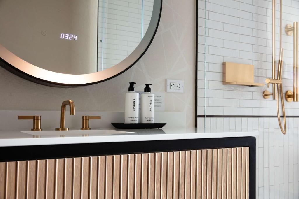 Deluxe Suite – Top Floor