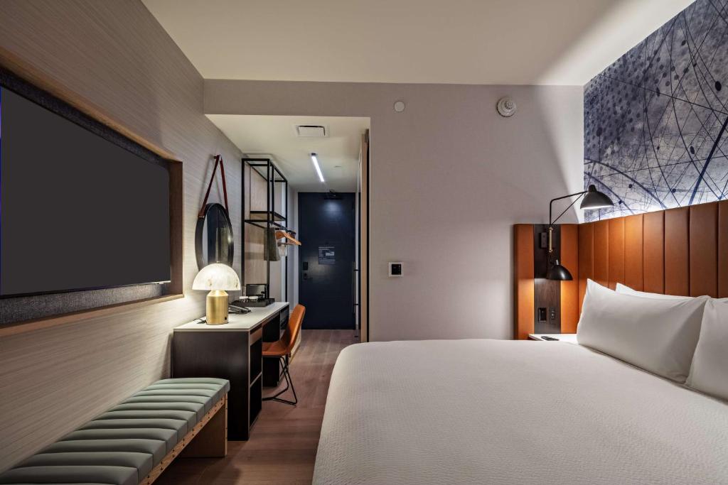 King Room with City View – Hearing Accessible