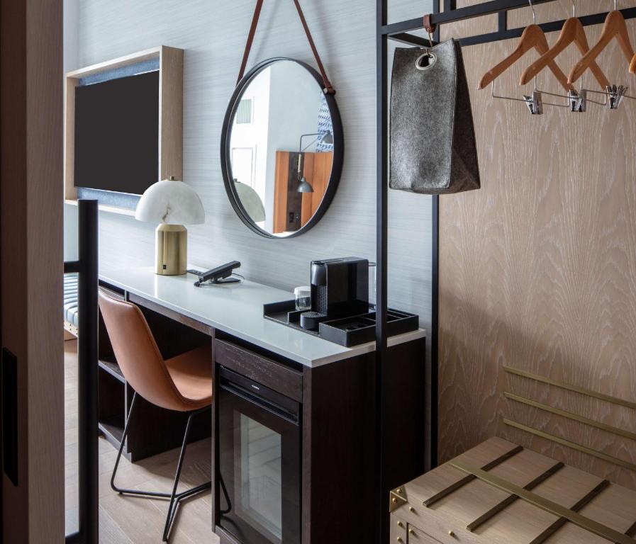 King Room with City View – Hearing Accessible