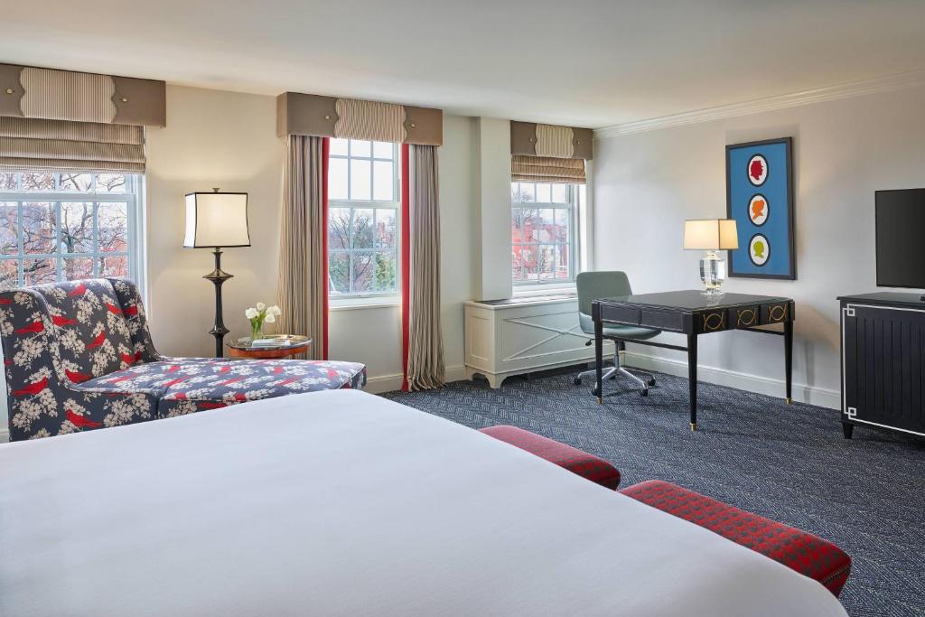 Deluxe King Room with Adapted Tub – Mobility Accessible