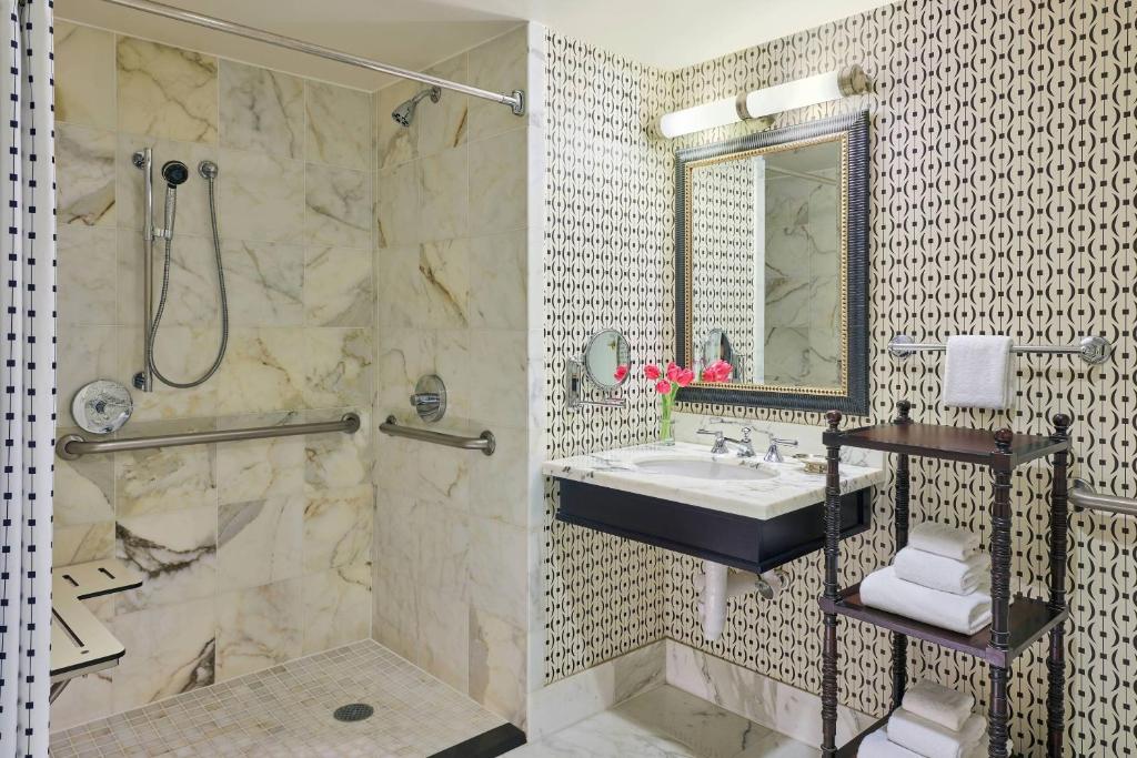 Deluxe King Room with Adapted Tub – Mobility Accessible