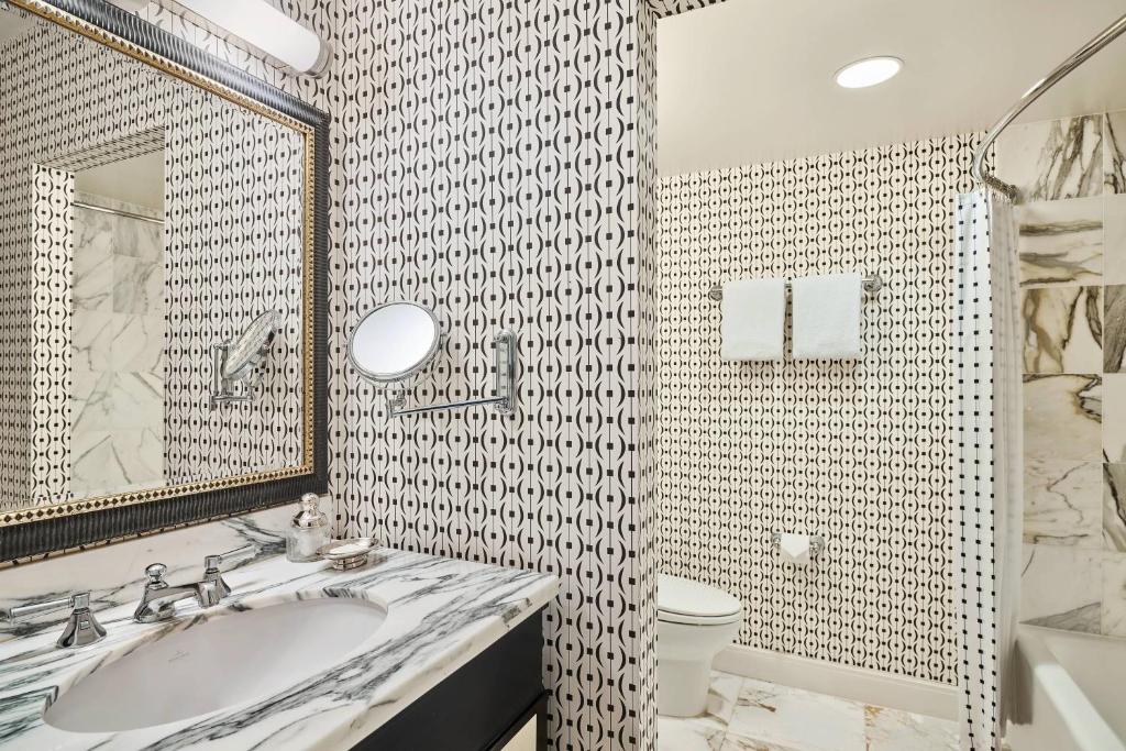 Deluxe King Room with Roll-in Shower – Mobility Accessible