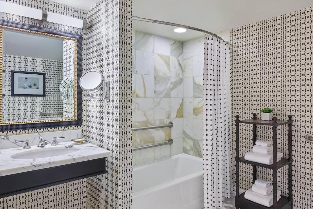 Deluxe King Room with Roll-in Shower – Mobility Accessible