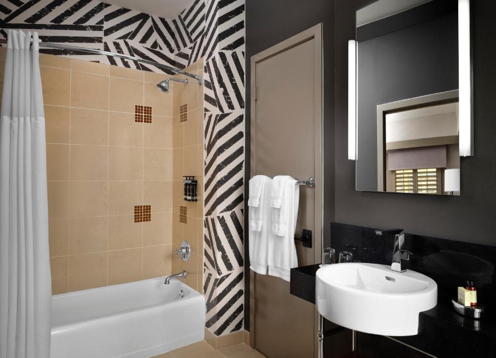 King Room with Bath Tub – MobilityHearing Accessible – Non-Smoking