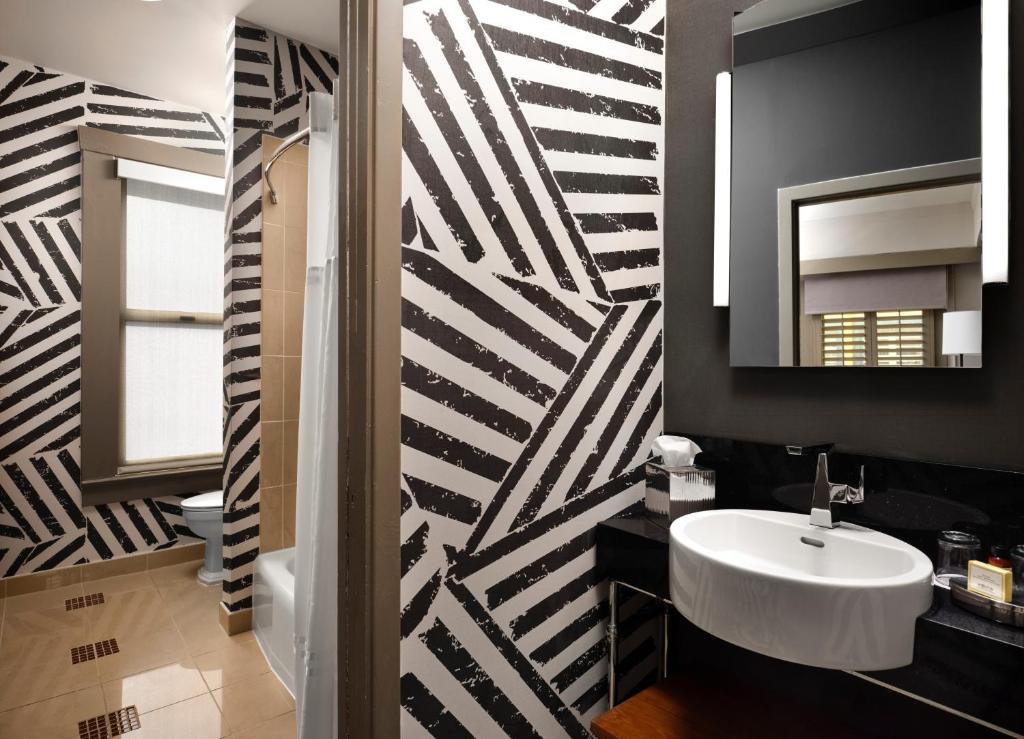 King Room with Bath Tub – MobilityHearing Accessible – Non-Smoking