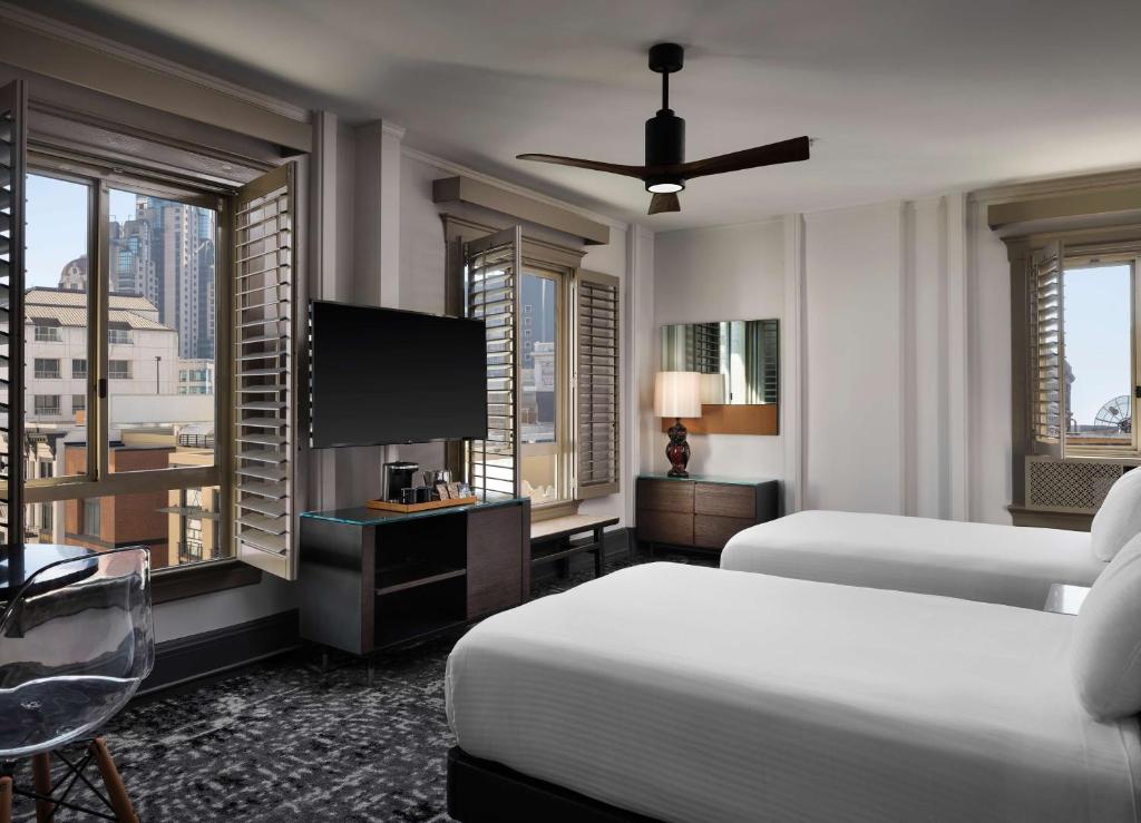 Queen Room with Two Queen Beds – MobilityHearing Accessible