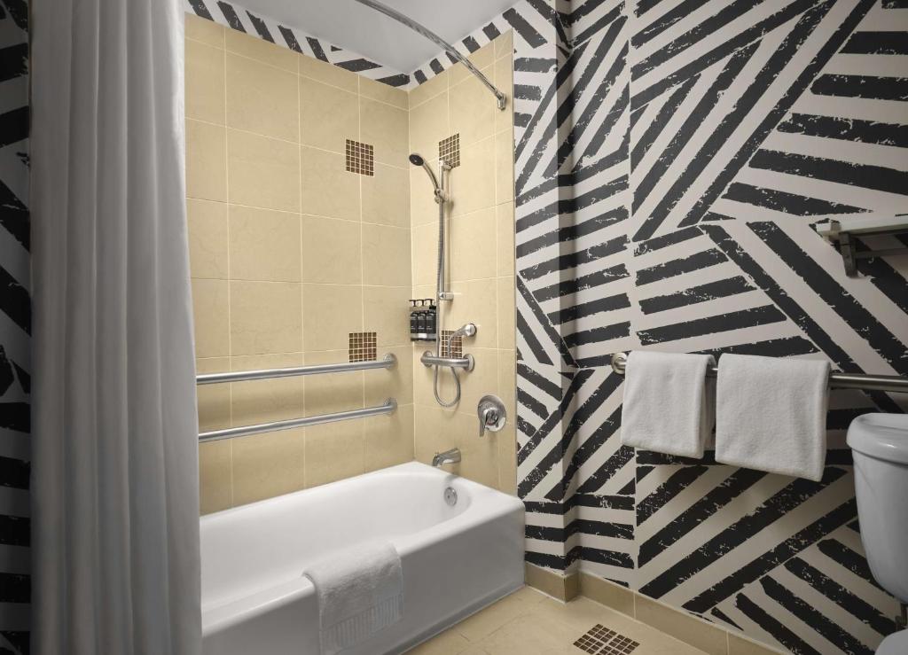 Queen Room with Two Queen Beds – MobilityHearing Accessible