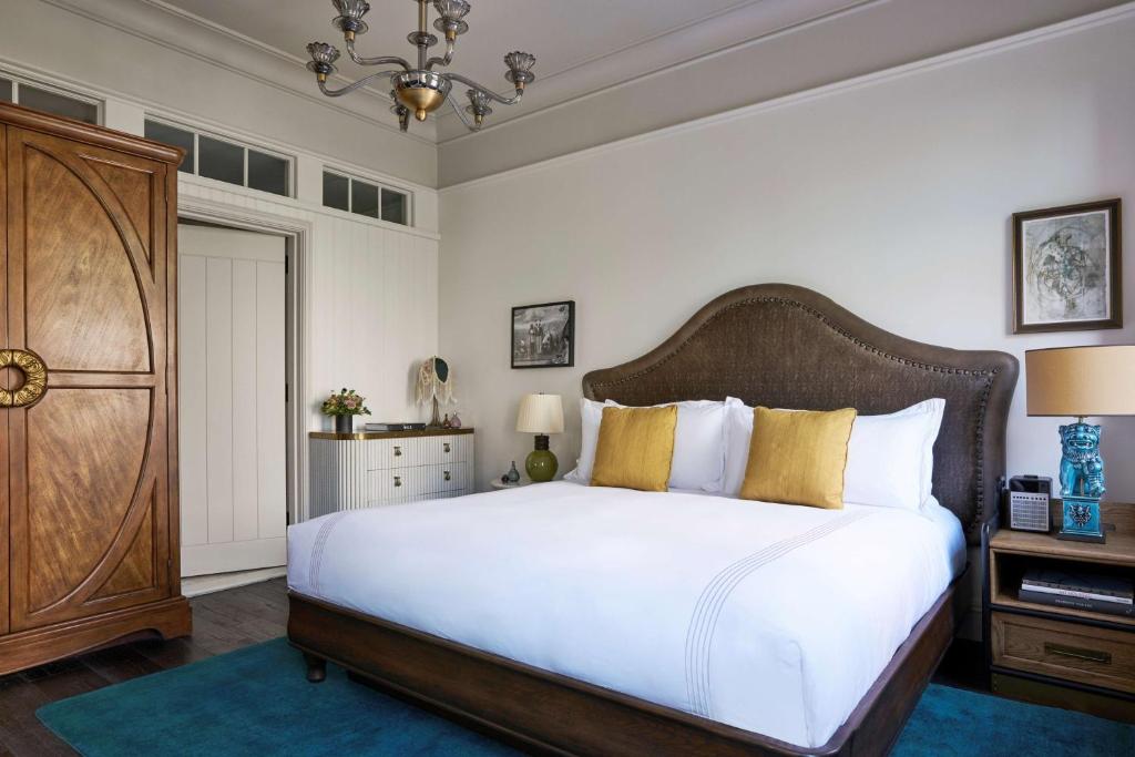 One-Bedroom Corner Suite