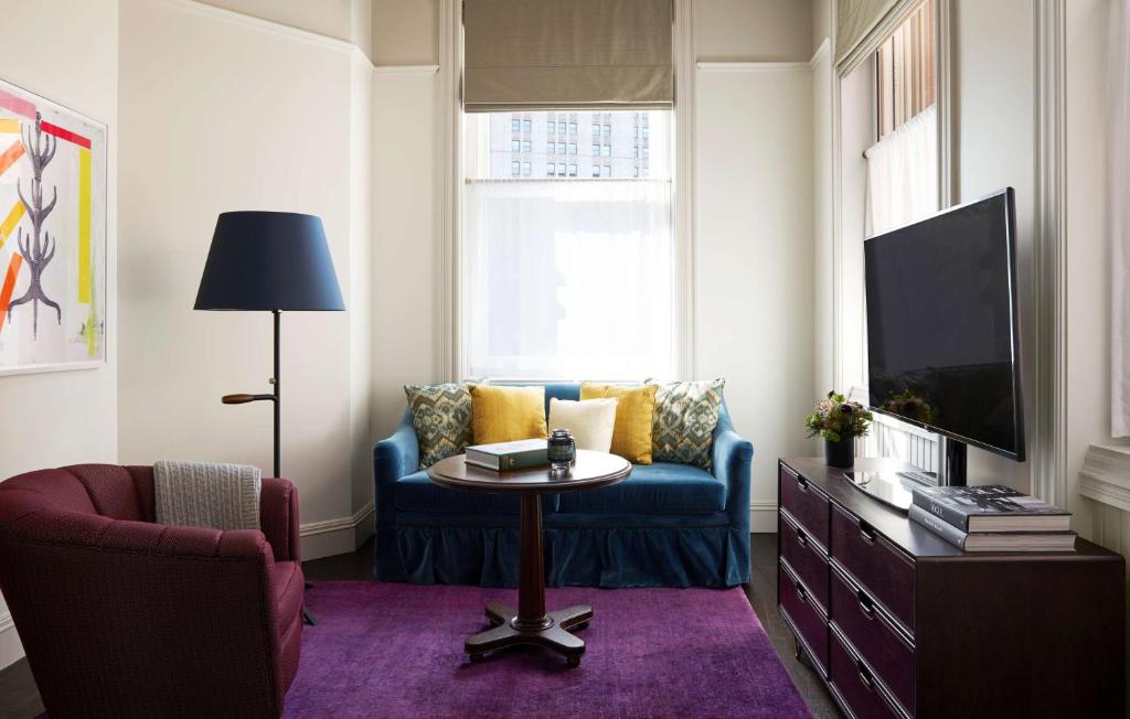 One-Bedroom Corner Suite