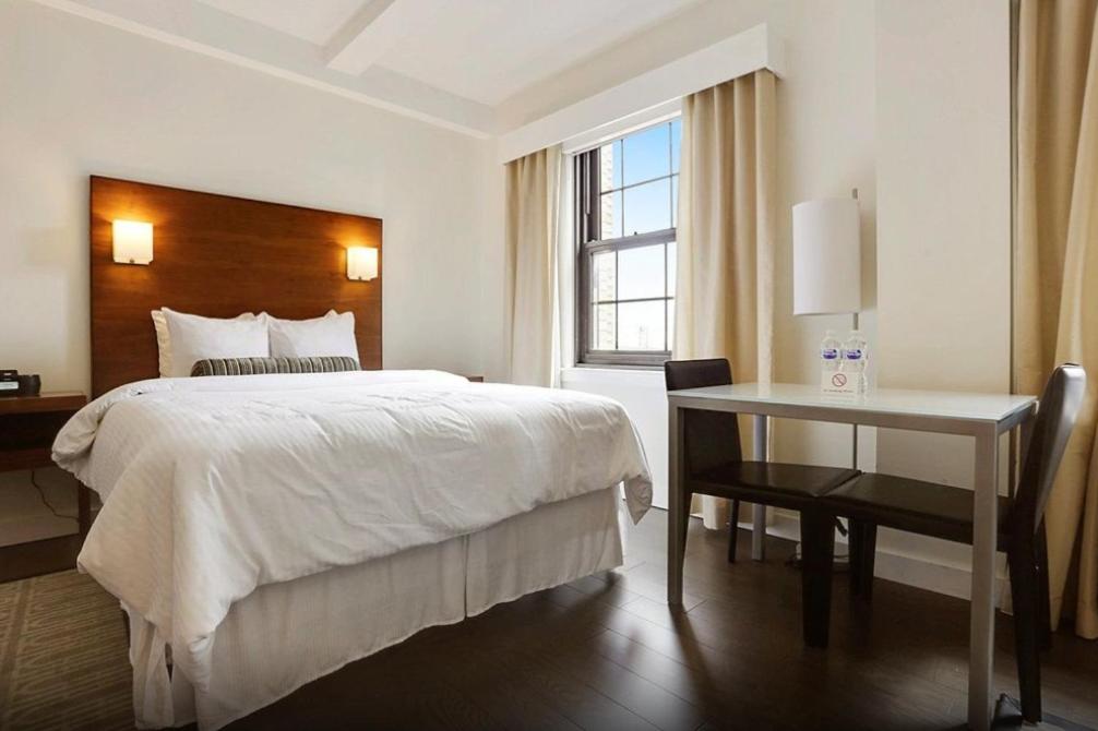 1 Queen Bed Studio Apartment Non-Smoking