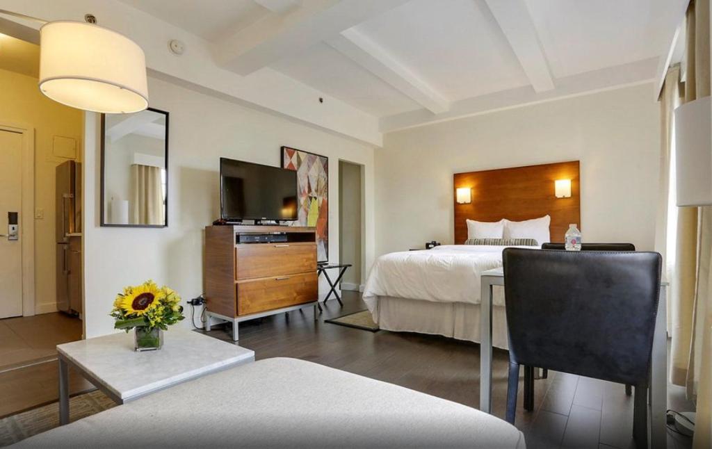 1 Queen Bed Studio Apartment Non-Smoking