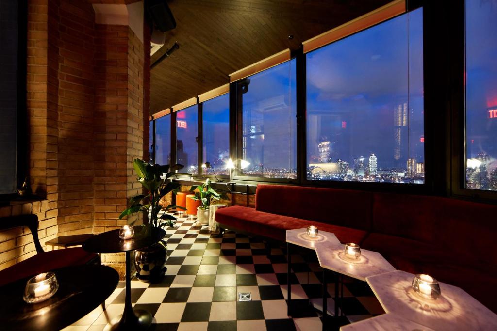 1 Queen Bed Studio Apartment Non-Smoking