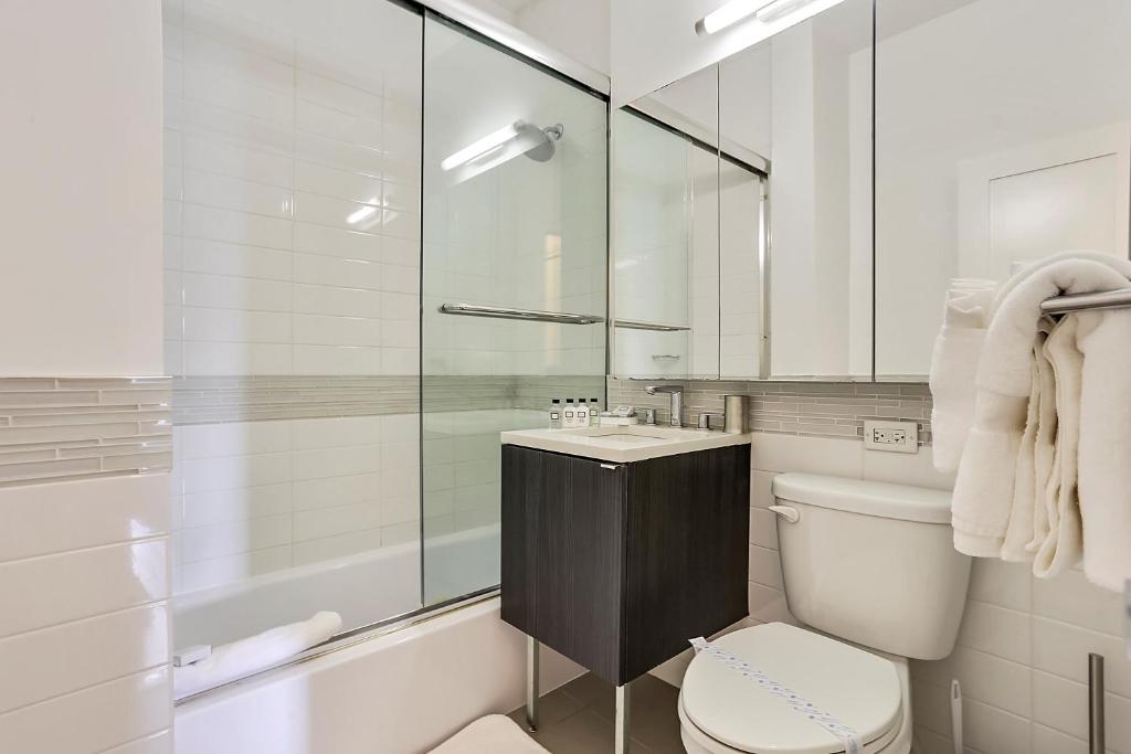 1 Queen Bed Studio Apartment Non-Smoking