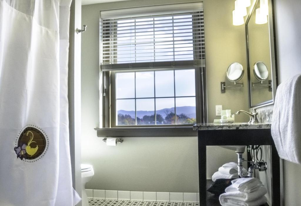 Standard 2 Queens Non-Smoking