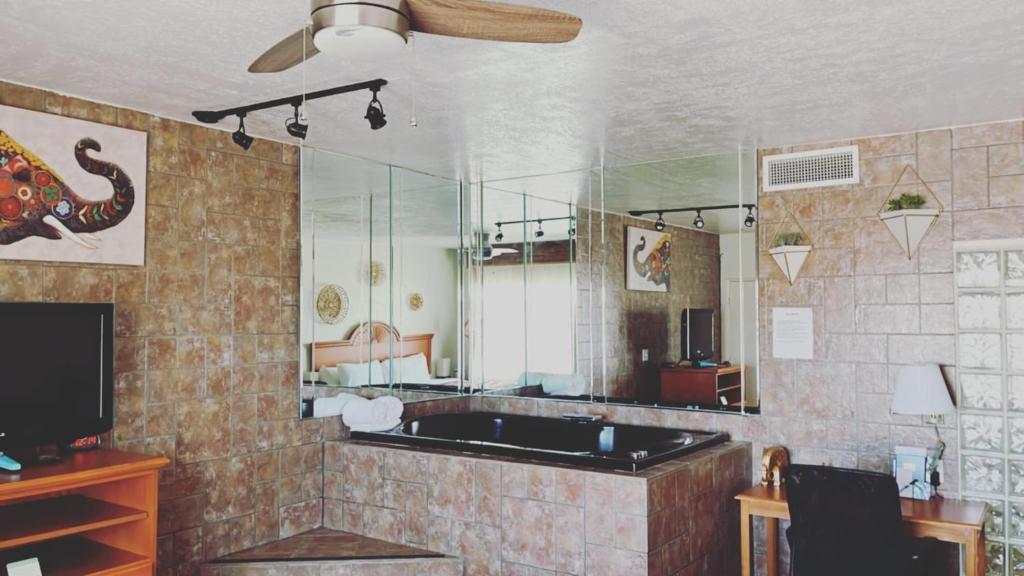 King Suite with Spa Bath – Non-Smoking