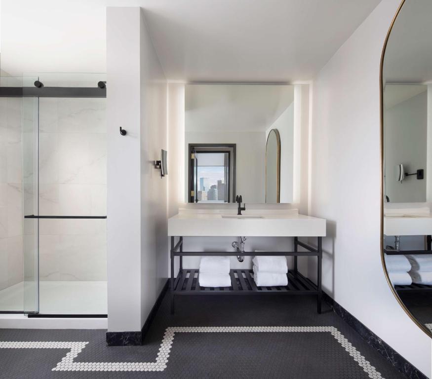 One-Bedroom King Suite – Non-Smoking