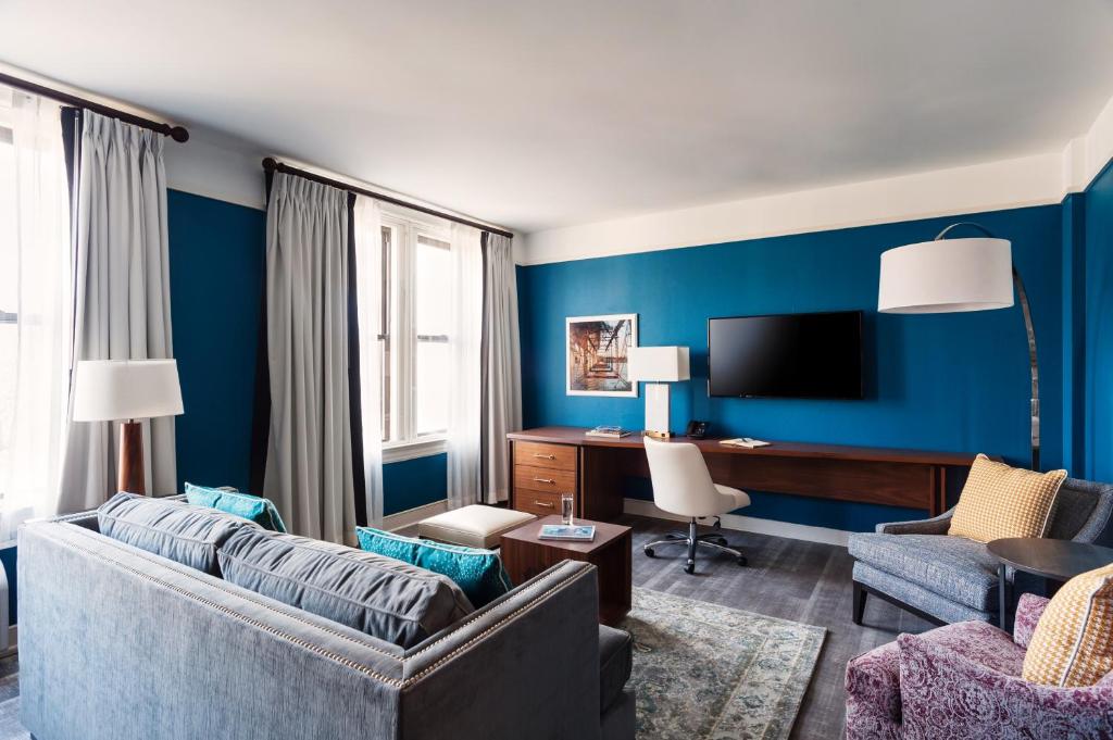 One-Bedroom King Suite