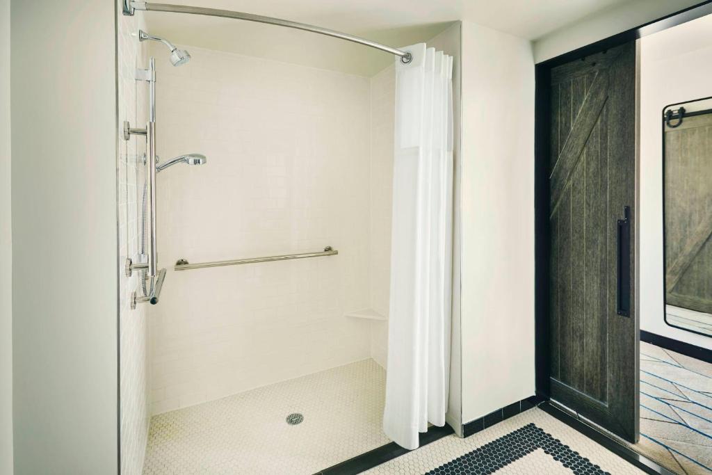 Queen Room with Two Queen Beds – Hearing Accessible