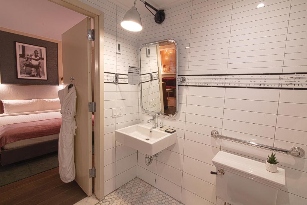 Accessible Deluxe 1 Queen Bed