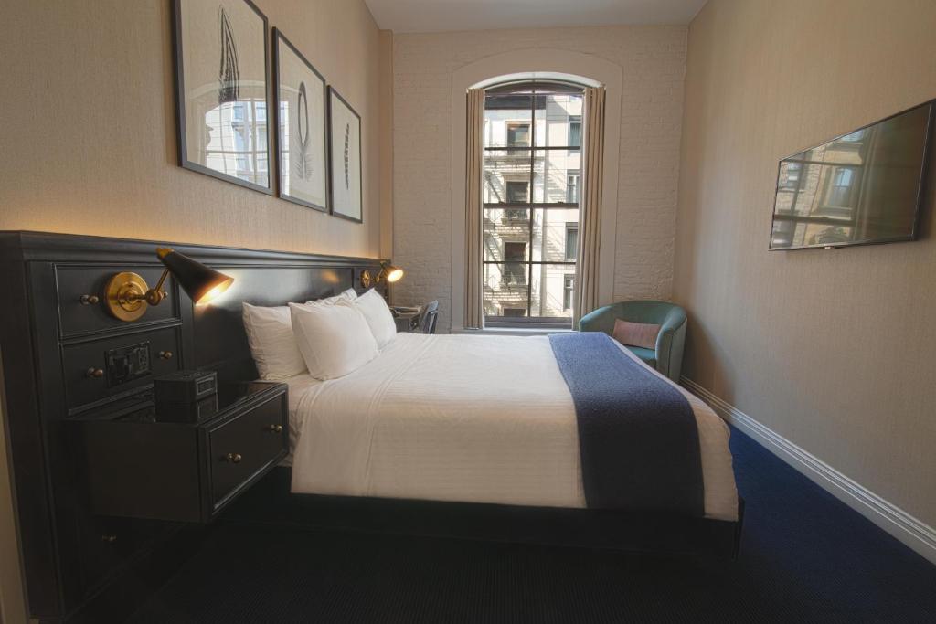 Frederick Suite 1 King Bed & Sofa Bed