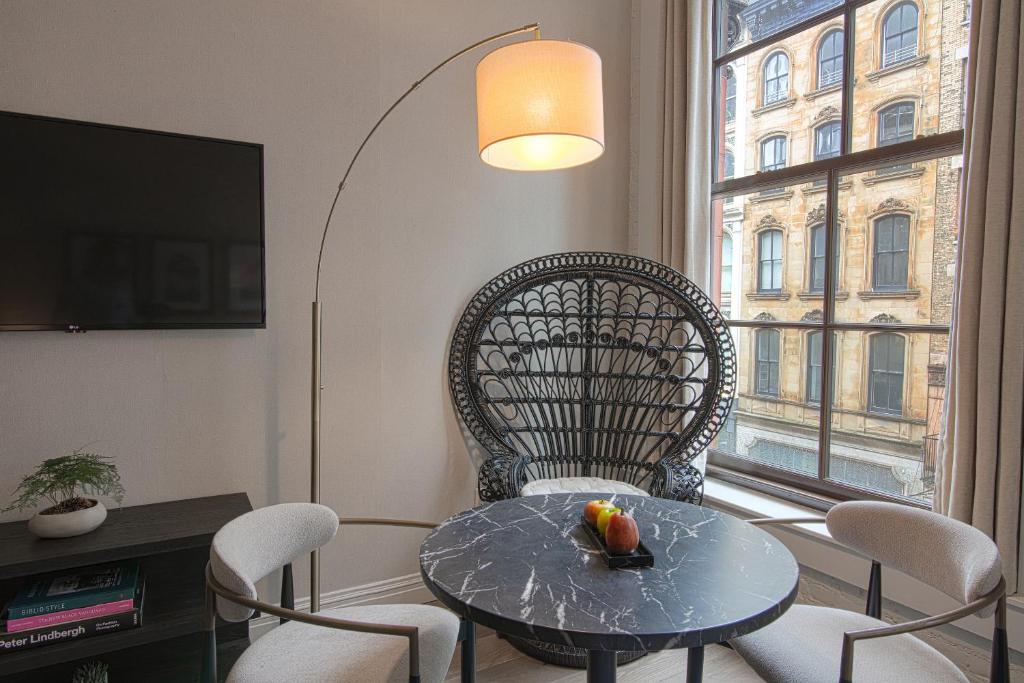 Frederick Suite 1 King Bed & Sofa Bed