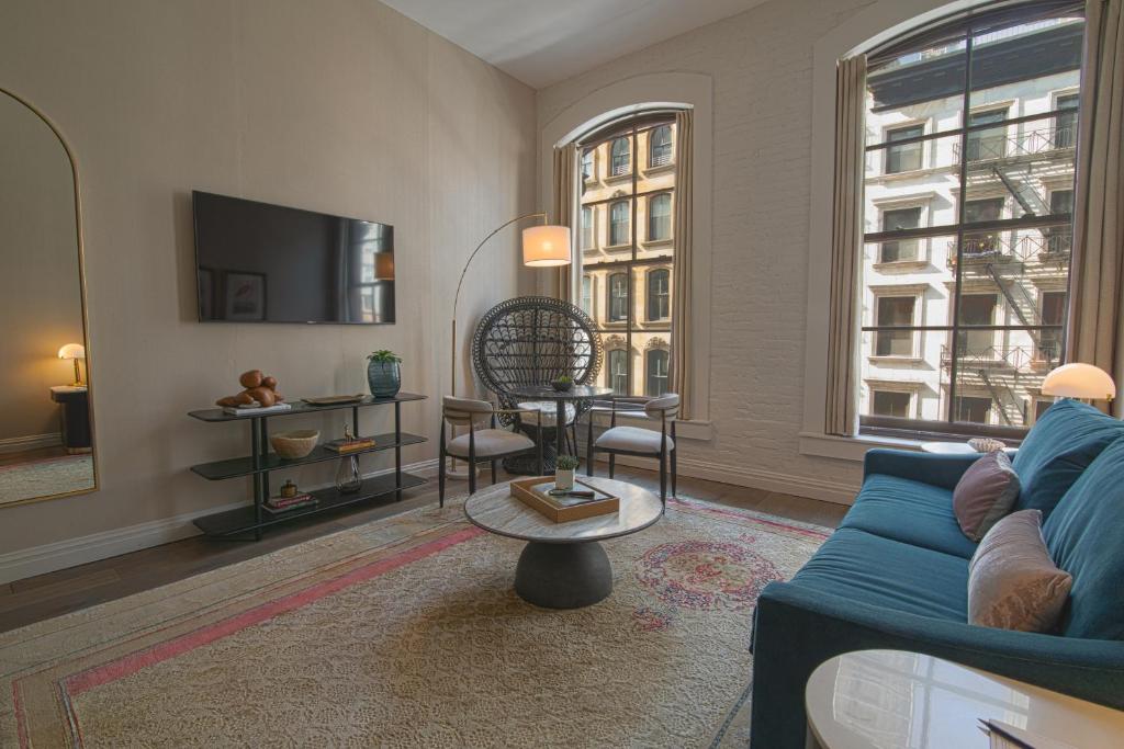 Frederick Suite 1 King Bed & Sofa Bed