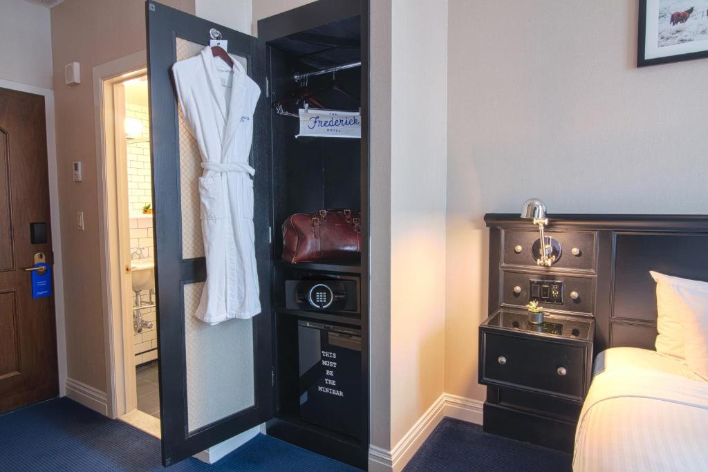 Studio 1 Queen Bed Accessible