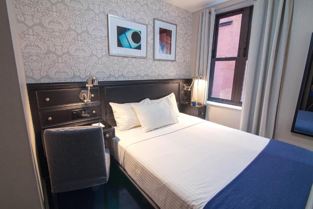 Studio 1 Queen Bed Accessible