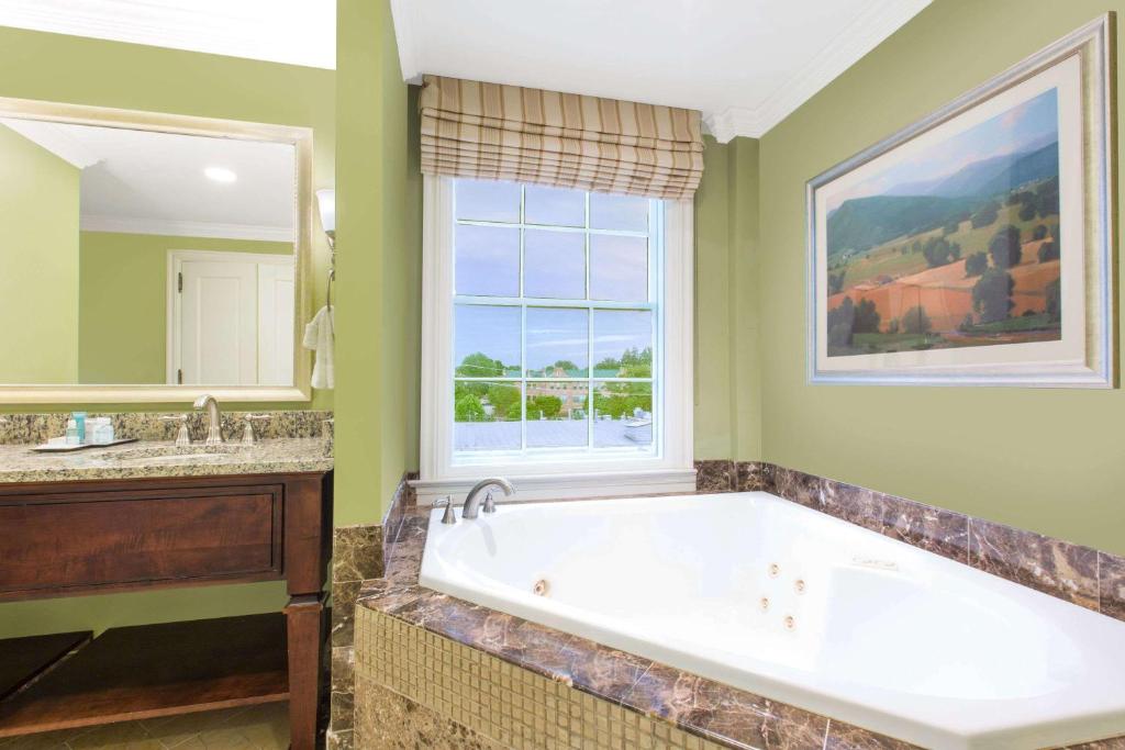 One-Bedroom Deluxe King Suite – Non-Smoking