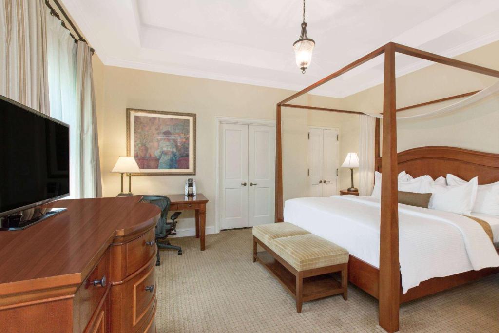 One-Bedroom Deluxe King Suite – Non-Smoking