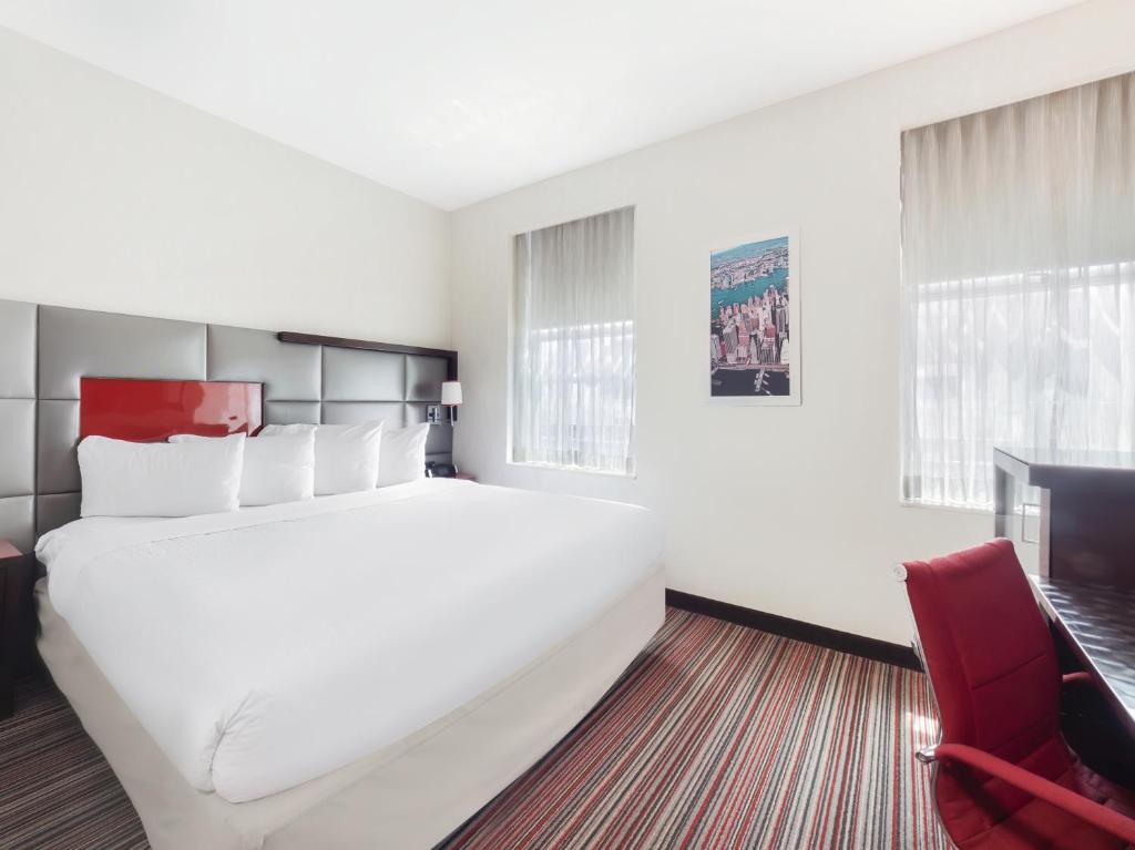 Deluxe King Room – Non-Smoking