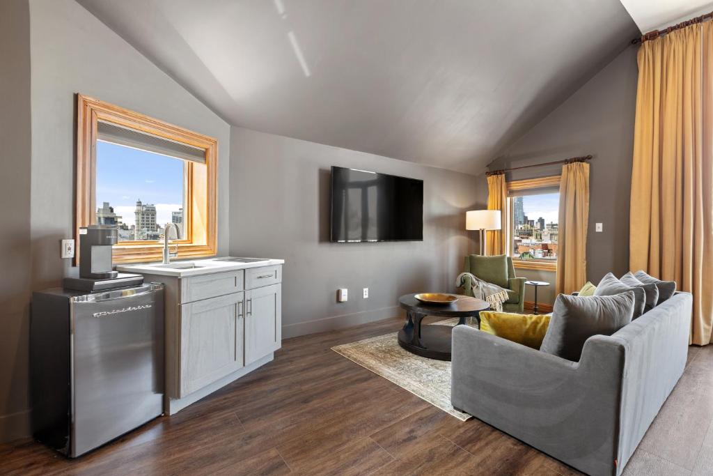 Quintessential King with Balcony