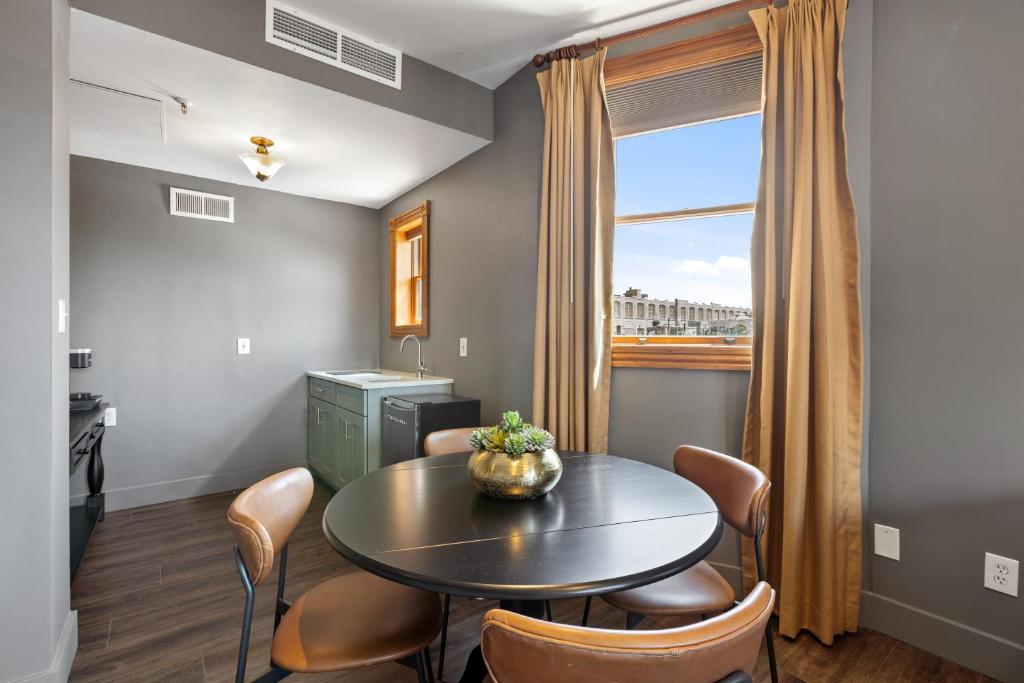 Quintessential King with Balcony