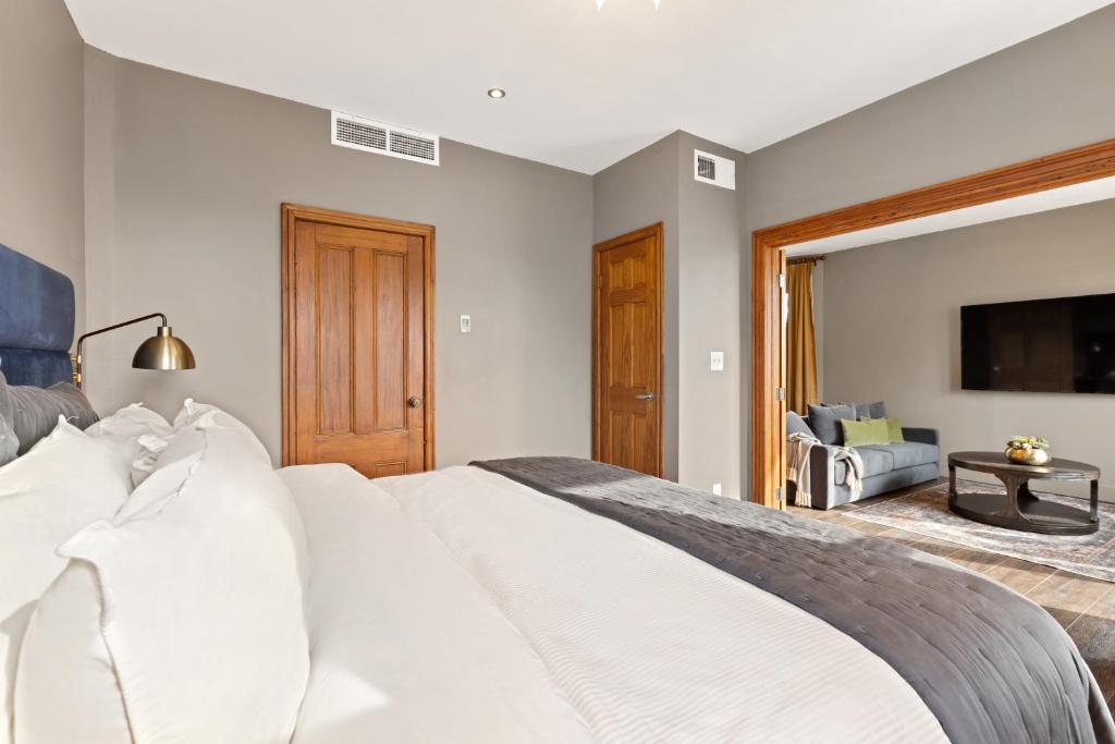 Quintessential King with Balcony