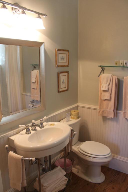 Deluxe Queen Room with Two Queen Beds