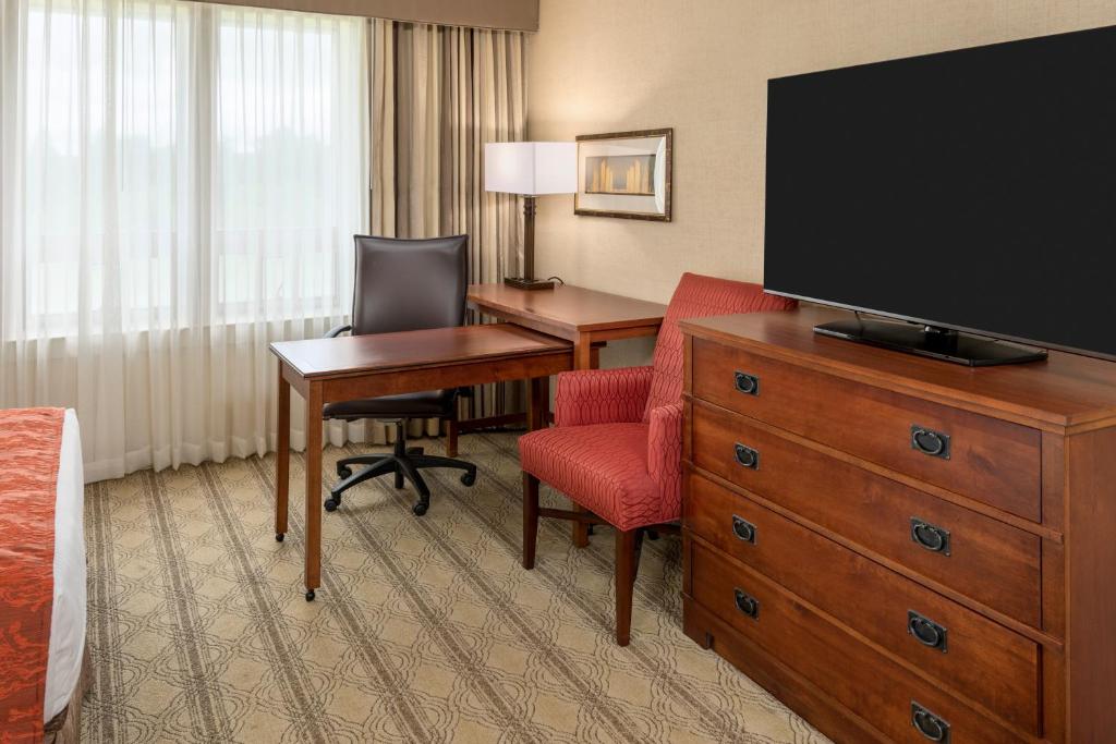 Two Queen Size Beds with Roll-in Shower