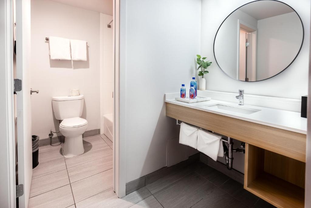 Upgraded King Room – Non-Smoking