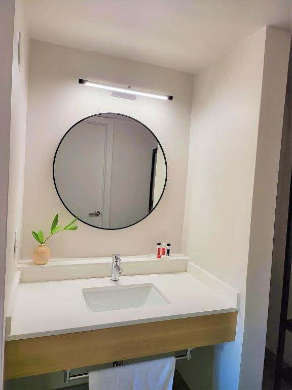 Upgraded King Room – Non-Smoking