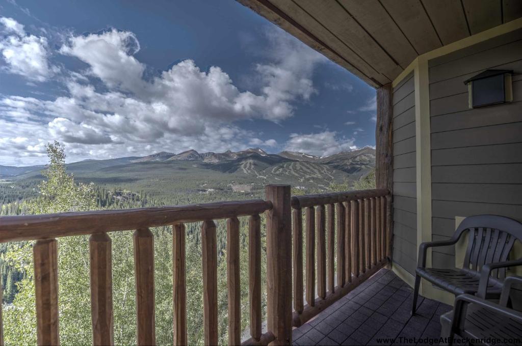 Queen Room with Two Queen Beds with Mountain View