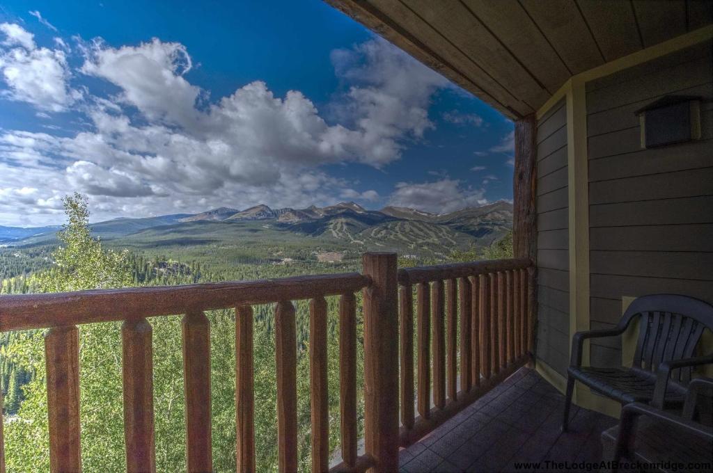 Queen Room with Two Queen Beds with Mountain View