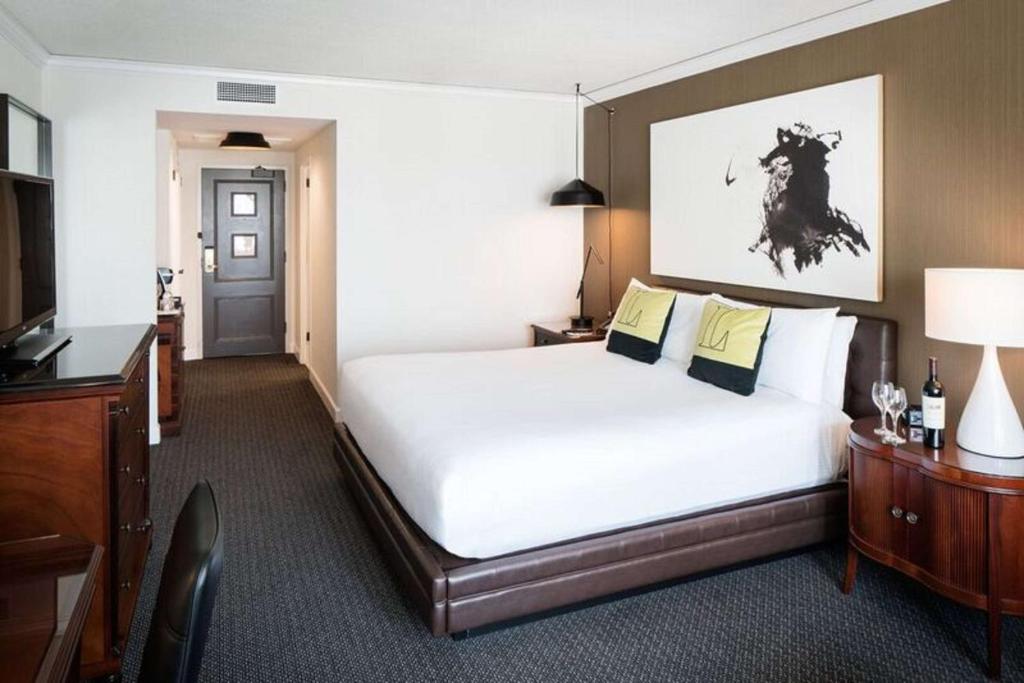 Deluxe King Suite – Hearing Accessible