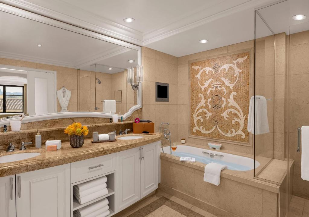 Maybourne Balcony Room