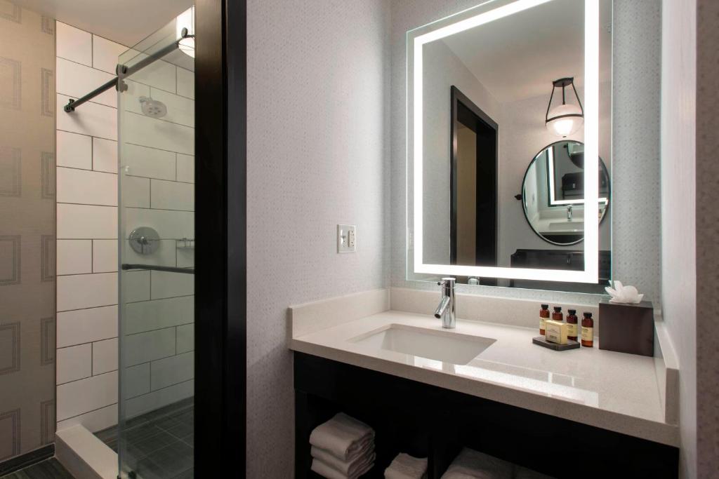 Studio Suite Suite 1 King Sofa bed Corner room