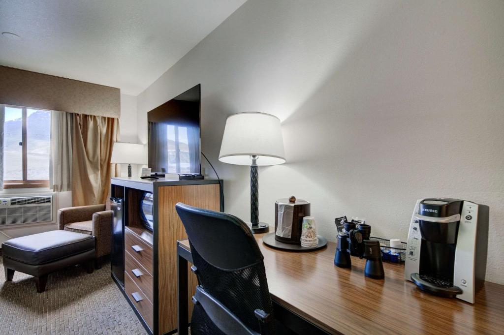 King Room with Mountain View – Non-Smoking