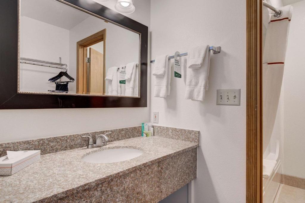 King Room with River View – Non-Smoking