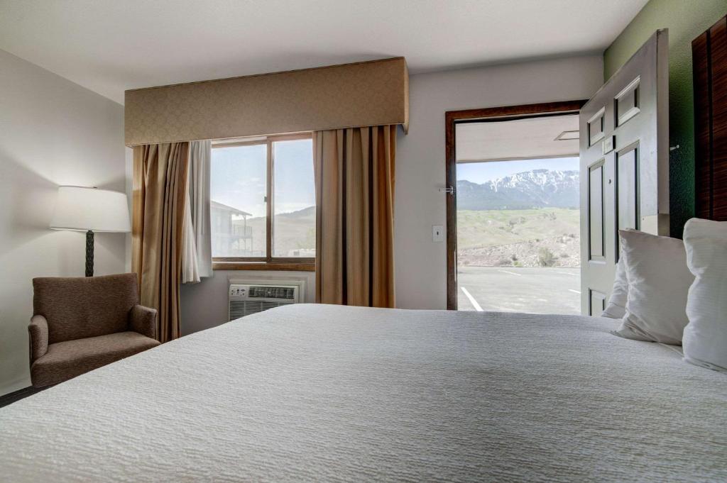 Queen Room with Two Queen Beds and Mountain View – Non-Smoking