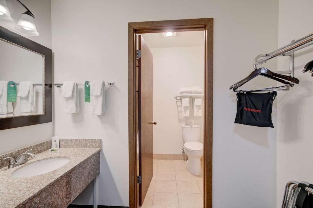 Queen Room with Two Queen Beds and Mountain View – Non-Smoking