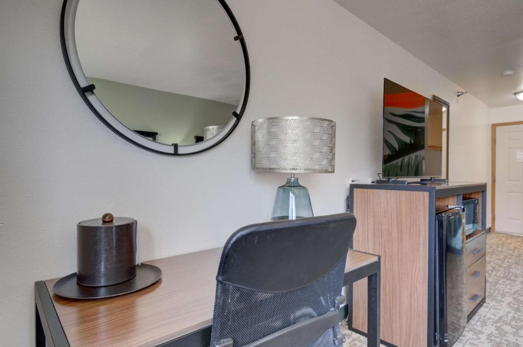 Queen Room with Two Queen Beds and River View – Non-Smoking