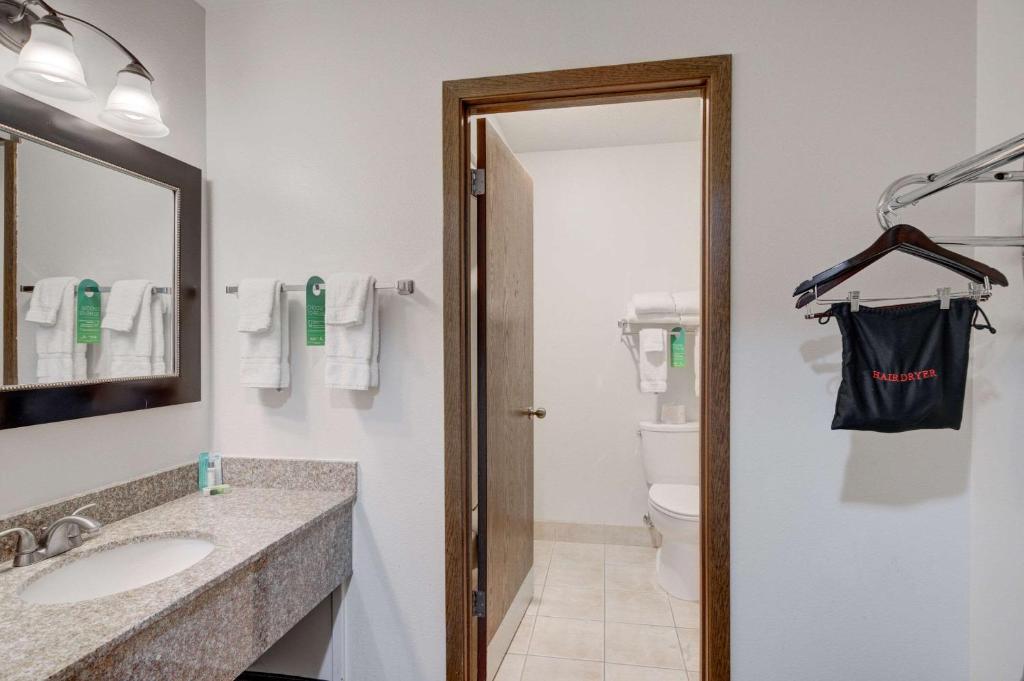 Queen Room with Two Queen Beds – Non-Smoking