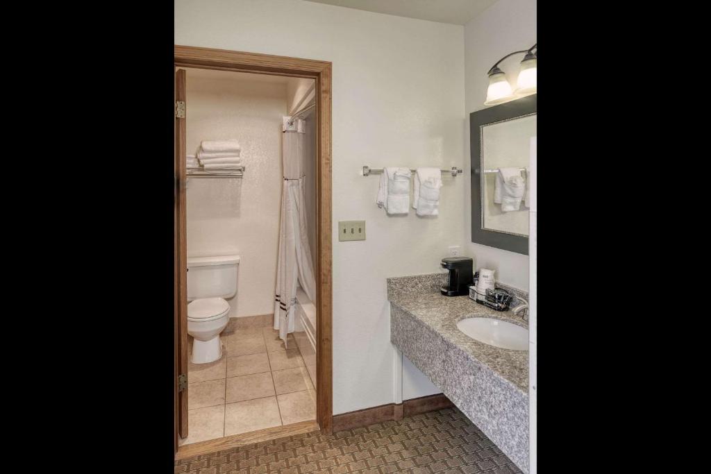 Queen Room with Two Queen Beds – Non-Smoking